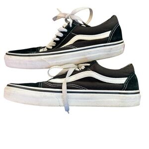 Black and white Vans Old Skool trainers #skater #Vans #OldSchool